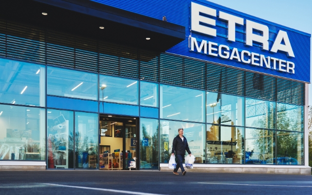 Etras butik med ett rymligt g&aring;rdsomr&aring;de, i f&ouml;rgrunden en bl&aring;vit ETRA-skylt.