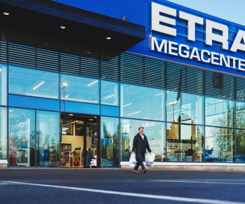 Etras butik med ett rymligt g&aring;rdsomr&aring;de, i f&ouml;rgrunden en bl&aring;vit ETRA-skylt.